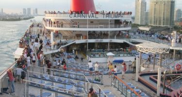 Фото:Тепачка за храна на лускузниот брод “Карнивал Триумф“