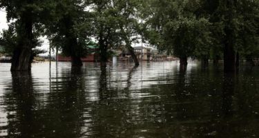 Завеани патишта, евакуирани села-поплавите предизвикаа проблеми во регионот