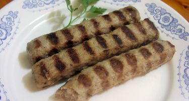 Грчки ќебапи и салама полни со коњско месо