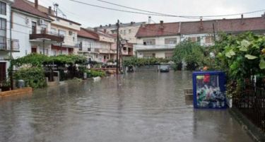 Црвениот крст дели помош во поплавените подрачја