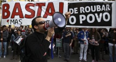 Стотици илјади Португалци на протест, бараат помали даноци и оставка од Владата