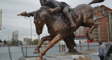 Утринава поставен споменикот на Чакаларов
