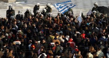 Грците не сакаат напуштање на еврозоната