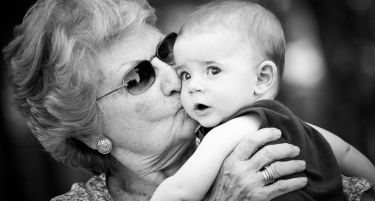 Баби и дедовци во Романија ќе добиваат плата за грижата кон своите внуци