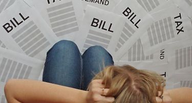 Светот се гуши во долгови