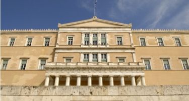 Грција отпушта стари работници за да вработи млади сили