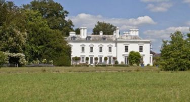 ФОТО: Новата ретро куќа на Род Стјуарт во Англија