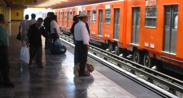 Бебе се роди во метрото во  Мексико Сити, доби доживотно гратис возење