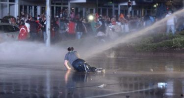 Солзавци и водени топови во Истанбул