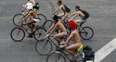 Фото: Голи велосипедисти на мексиканските улици против загадувањето