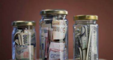 Банките почнаа да ги намалуваат каматите за штедење