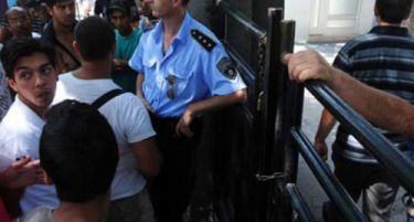 Протести пред општина Центар – Дивите пазарџии се борат за праче леб