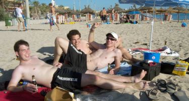На плажите во Мајорка го забранија алкохолот