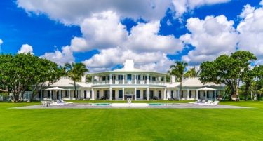 ФОТО: Луксузни базени, неколку куќи и поглед кон океанот – чиј ќе биде овој имот?