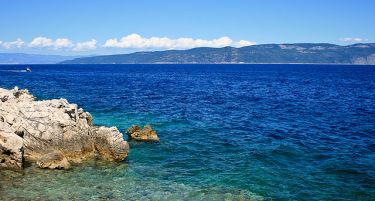 Ако планирате да патувате во Грција деновиве нема да може да се капете во морето а еве и зошто