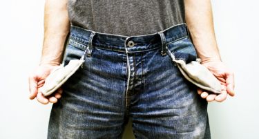 Скопјани и охриѓани најзадолжени во банките, а со плата од 350 евра не можат да ги отплатат кредитите!