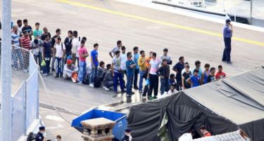 „БИЗНИСОТ“ СО МИГРАНТИ УШТЕ ЦУТИ - Полицијата во Ваксинце улови 81 мигрант
