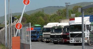 Македонските камионџии го блокираа Блаце