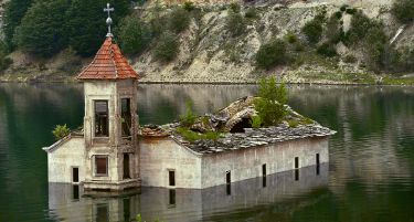 „Huffington Post“ ја прогласи црквата во Мавровското Езеро за најубава напуштена црква