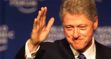 Авионот со кој патувал Бил Клинтон слетал принудно во Африка