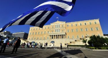 Владејачки партии  во Грција должат 365 илјади евра за придонеси