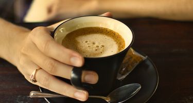 Француско кафуле им наплаќа такса на грубите клиенти
