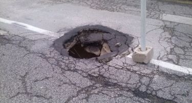 Граѓанин ја тужи општината за дупка на патот