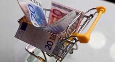СЕ ВРЗУВА КРАЈ СО КРАЈ: Да се истурка месецот требаат 500 евра, а платите едвај 250