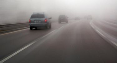 Магла ја намалува видливоста на патиштата