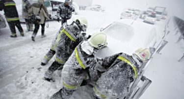 Снегот во Србија блокира нови 50 возила