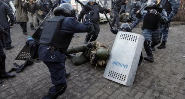 Во екот на протестите, Јанукович го смени првиот човек на Армијата