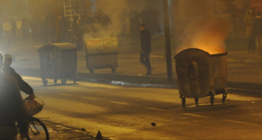 (ВИДЕО) Протестите во Тузла се претворија во масовни грабежи!