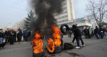 (ВИДЕО) Големи немири во Тузла, на протестите за подобар живот