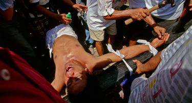 (ВИДЕО) ВЕЛИГДЕНСКА ТРАДИЦИЈА: Верниците се распнуваат на крст