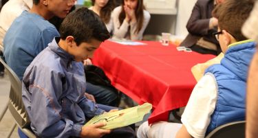 (ФОТО) Децата од домот за деца без родители „11 Октомври“, гости на штандот на „Матица“ на Саемот на книга