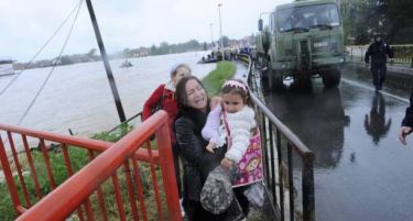 Во Србија досега евакуирани над 15 илјади луѓе, се градат бедеми за одбрана на градовите!