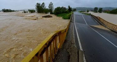 (ВИДЕО) Најкритично во Ваљево, градот целосно е отсечен!