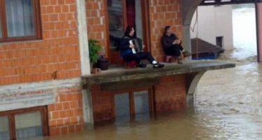 (ФОТО) Ни поплавите не можат да ги скршат!