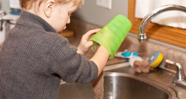 КОНТРОВЕРЗЕН ЗАКОН: Децата ќе мора да извршуваат куќни работи