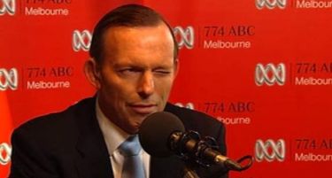 (ВИДЕО) Австралискиот премиер „падна“ на хот-лајн пензионерка