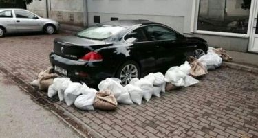 (ФОТО) За некој автомобилот е поважен, отколку домот и човечкиот живот!