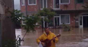 (ФОТО) Само ова му останува на човекот …