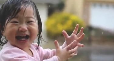 (ВИДЕО) Мало девојче му се радува на дождот!