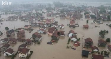 Водата во Добој се повлече, тиња остана на улиците