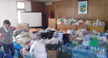 Вода, детска храна, пелени, ќебиња се дел од помошта за Србија од Кисела Вода