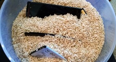 Како да го исушите телефонот доколку ви падне во вода