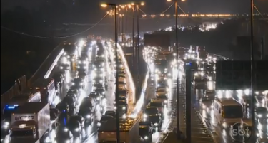 (ВИДЕО) ПЕКОЛ ЗА ВОЗАЧИ: Неверојатна колона од 344 километри!