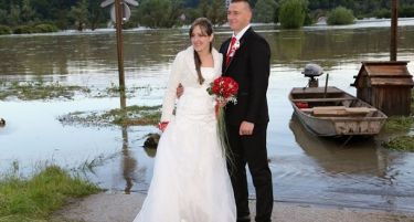 (ФОТО) Поплавите не ги спречија овие младенци да се венчаат