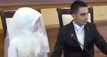 (ВИДЕО) Хит на интернет: На ова момче му се брза да се ожени