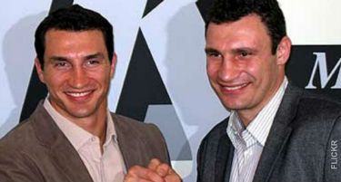 Браќата Кличко му подарија 270.000 долари на баталјон што ја брани источна Украина